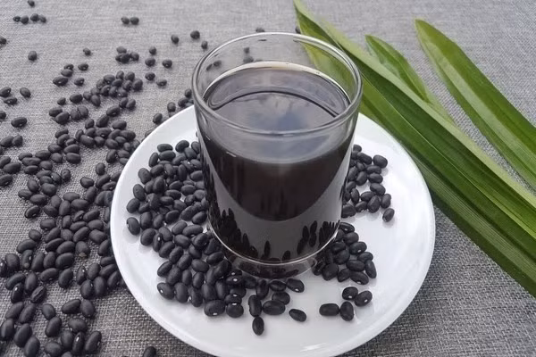 Trong đậu đen có chứa nhiều folate, magie và chất chống oxy hoá, giúp giảm mức huyết áp cao – yếu tố hàng đầu kích hoạt các vấn đề về tim mạch. Thực phẩm dễ mua cần bổ sung, giúp trái tim khoẻ mạnh ngày nắng nóng