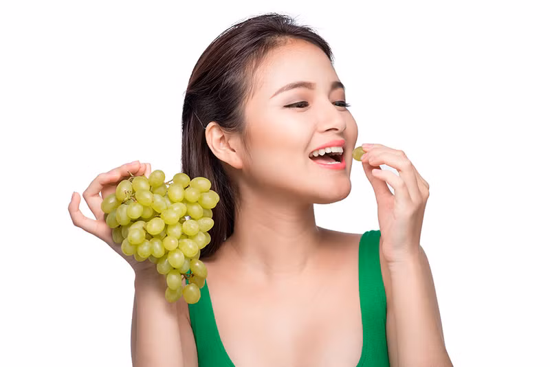 Nho có chứa chất chống oxy hóa gọi là polypheno với tác dụng giảm viêm và giảm nguy cơ mắc bệnh mạn tính. Nhóm thực phẩm nên bổ sung để chống viêm, phòng ngừa bệnh tật