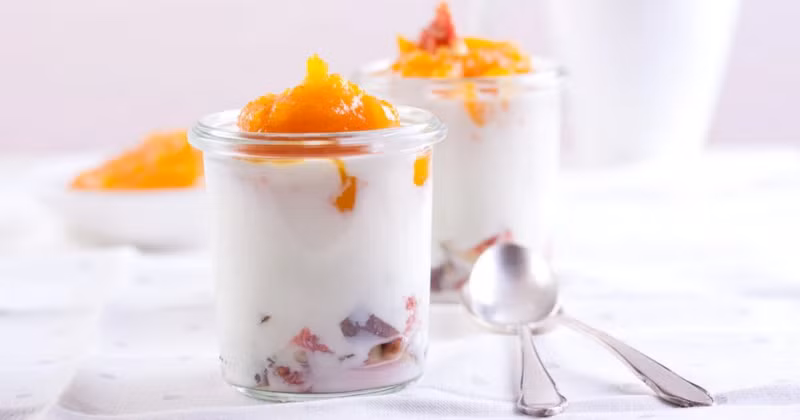 Sữa chua có chứa nhiều lợi khuẩn rất tốt cho hệ tiêu hóa và ức chế vi khuẩn gây hại cho khoang miệng, giúp làm giảm cơn nhiệt miệng. Những thực phẩm cần bổ sung chữa nhiệt miệng đơn giản ở nhà