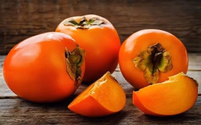 Quả hồng là loại quả rất giàu đường sucrose, glucose, fructose, vitamin C, citrulline, iốt và các chất khác có tác dụng chữa viêm loét miệng rất hiệu quả. Những thực phẩm cần bổ sung chữa nhiệt miệng đơn giản ở nhà