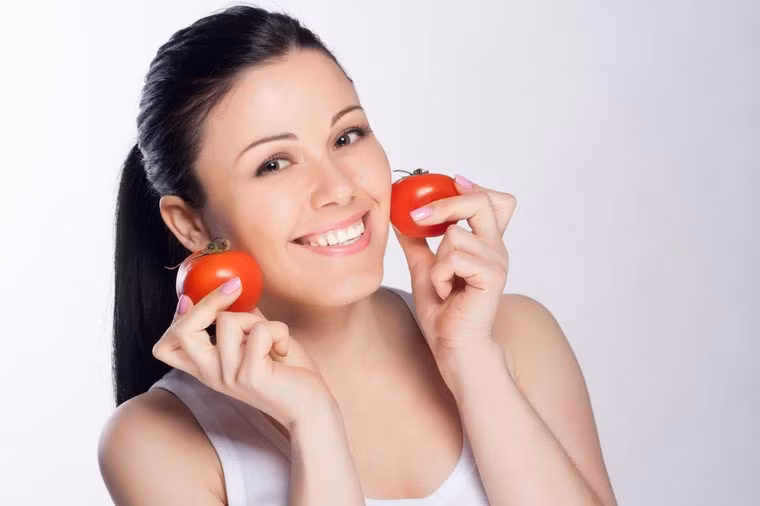 Cà chua là một trong những loại thực phẩm tốt cho tim mạch huyết áp do có chứa vitamin C và lycopen. Thực phẩm dễ mua cần bổ sung, giúp trái tim khoẻ mạnh ngày nắng nóng