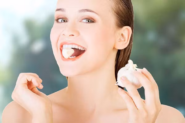 Tỏi có tác dụng làm chậm quá trình xơ cứng của các động mạch và làm giảm huyết áp, tăng cường miễn dịch. Nhóm thực phẩm nên bổ sung để chống viêm, phòng ngừa bệnh tật