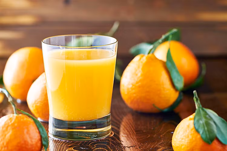 Cam có chứa chất xơ pectin, có tác dụng chống cholesterol xấu và tăng cường lượng cholesterol tốt trong cơ thể. Thực phẩm dễ mua cần bổ sung, giúp trái tim khoẻ mạnh ngày nắng nóng