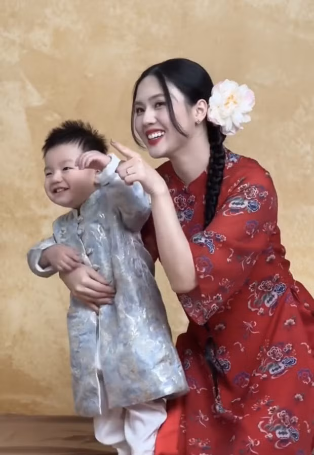 Ảnh Tết của Thành Chung và vợ hot girl nhận 'mưa' lời khen
