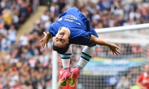 <strong> 2. Sam Kerr: </strong>Tiền đạo 30 tuổi của CLB Chelsea và tuyển Úc. Cô đã ghi bàn duy nhất trong trận chung kết FA Cup, giúp đội nhà giành cú đúp giải quốc nội.<br/> <strong> 10 nữ cầu thủ xuất sắc nhất thế giới năm 2023
