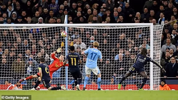 Mặc dù vậy, phải đến tận phút 76 chủ nhà Man City mới có bàn gỡ 1-1 nhờ công của nhạc trưởng Kevin De Bruyne. Chùm ảnh: Real Madrid biến Man City thành cựu vương Champions League