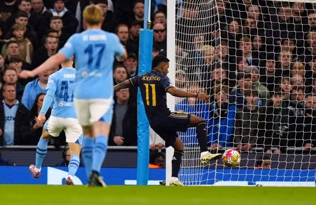Tham vọng của Man City bị dội gáo nước lạnh khi Rodrygo mở tỷ số cho Real Madrid trên thánh địa Etihad ở ngay phút 12. Chùm ảnh: Real Madrid biến Man City thành cựu vương Champions League