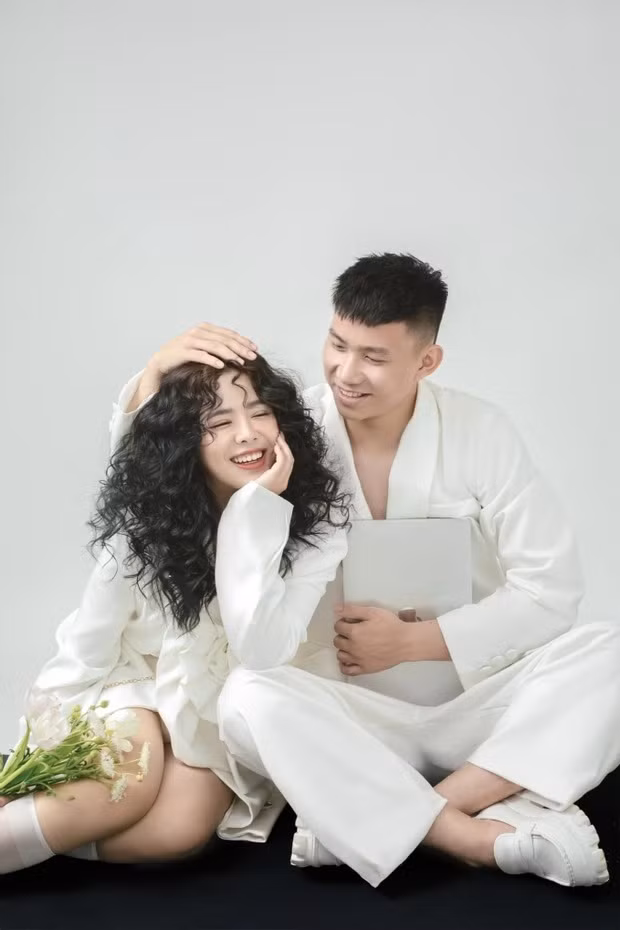 Bộ ảnh vô cùng dễ thương của cặp đôi nhận được rất nhiều lời khen ngợi của người thân, bạn bè, đặc biệt là hội cầu thủ. Bộ ảnh cưới đơn giản của thủ môn Hoàng Anh Gia Lai khiến ai nấy trầm trồ