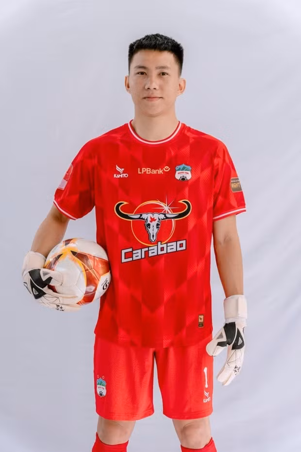Văn Lợi đang thi đấu cho đội bóng cũ của Công Phượng, Văn Toàn, Văn Thanh, Hồng Duy ... Bộ ảnh cưới đơn giản của thủ môn Hoàng Anh Gia Lai khiến ai nấy trầm trồ