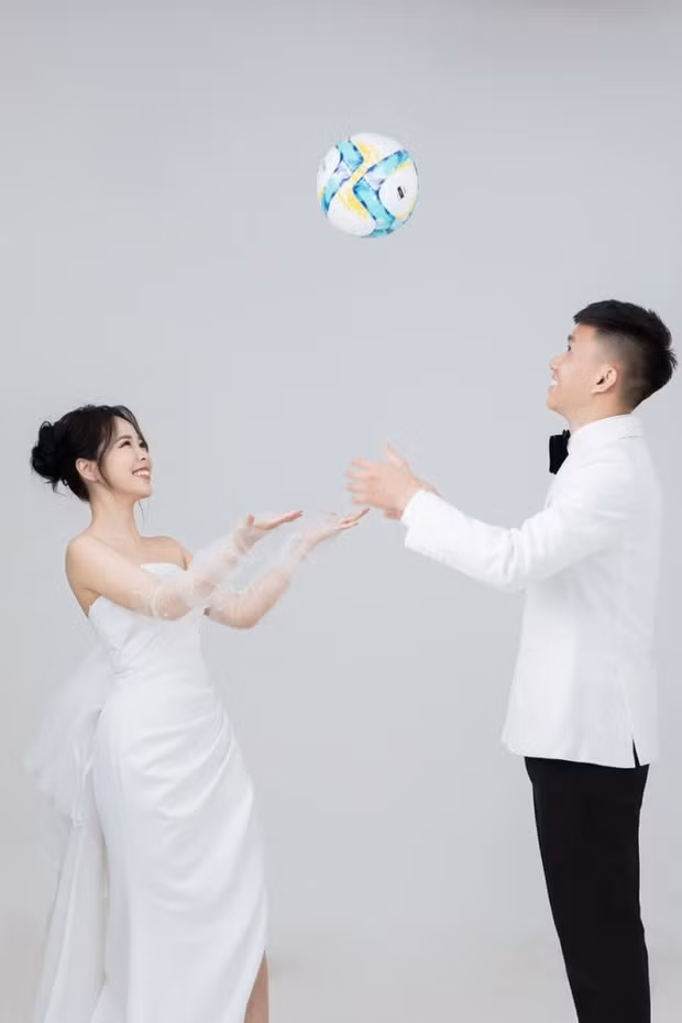 Phong cách đầu tiên không thể thiếu trái bóng tròn gắn liền với cả tuổi thơ và công việc của chàng thủ môn sinh năm 2000. Bộ ảnh cưới đơn giản của thủ môn Hoàng Anh Gia Lai khiến ai nấy trầm trồ