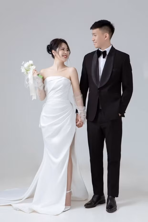 Thủ môn Dương Văn Lợi vừa tung bộ ảnh cưới mang 3 phong cách lên trang cá nhân. Bộ ảnh cưới đơn giản của thủ môn Hoàng Anh Gia Lai khiến ai nấy trầm trồ