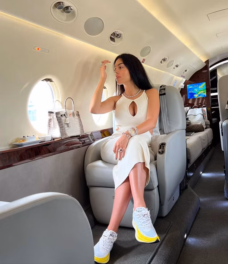 Trước khi có cuộc sống đáng mơ ước như hiện tại, người đẹp đã từng trải qua quá khứ đầy khốn khó. Áo đấu Ronaldo được đưa lên sàn diễn Paris Fashion Week 2024