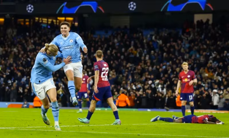 </strong> <strong> Manchester City hạ RB Leipzig 3-2: </strong>Man City ngược dòng hạ đại diện Đức 3-2 dù bị dẫn trước 2-0. Kết quả này giúp họ củng cố vững chắc ngôi đầu với 5 trận toàn thắng. RB Leipzig dù thua vẫn giành quyền đi tiếp với tư cách nhì bảng G với 9 điểm.<br/> <strong> Kết quả Champions League rạng sáng 29/11: PSG nguy cơ bị loại