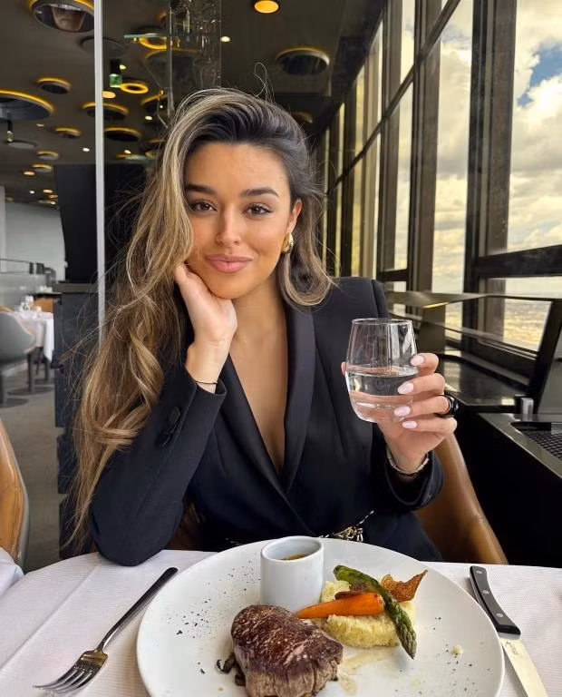 Cô chia sẻ hình ảnh đang thưởng thức ẩm thực hảo hạng ở Paris tráng lệ. Nàng WAG quyến rũ dự đêm nhạc ca sĩ Taylor Swift