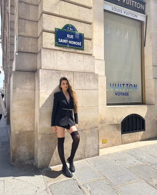 Cô nàng xinh đẹp khoe ảnh đi mua sắm trên đường Rue Saint-Honore. Nàng WAG quyến rũ dự đêm nhạc ca sĩ Taylor Swift