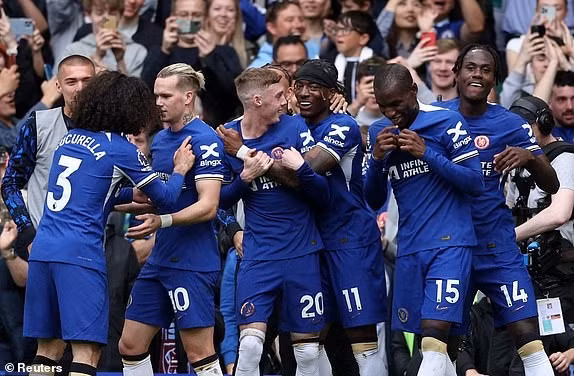 Chelsea ‘tăng tốc’, vượt mặt Man Utd 