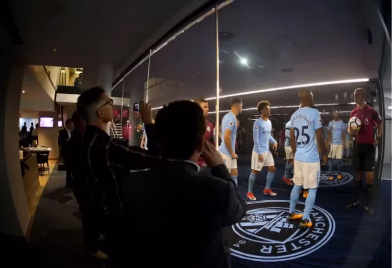 Bỏ ra hơn 125 triệu đồng, người hâm mộ Man City được theo dõi thầy trò Pep Guardiola thi đấu qua tấm kính trong suốt. Choáng với những đặc quyền vé VIP xem bóng đá tại Ngoại hạng Anh
