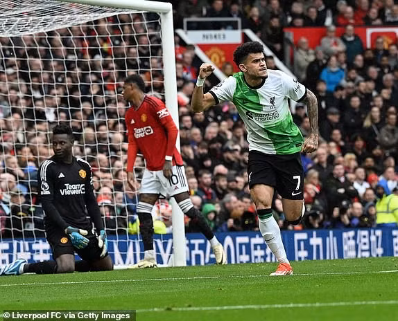 Chùm ảnh: Arsenal, Man City vui mừng trước kết quả trận Man Utd - Liverpool