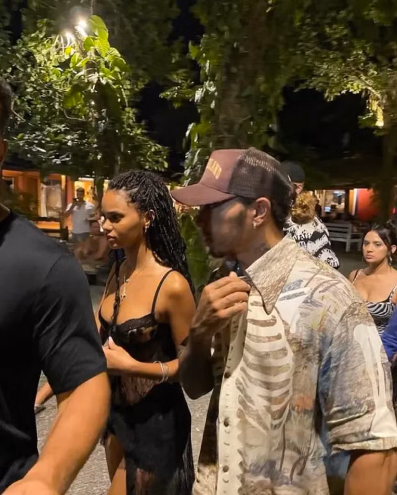Tay đua nổi tiếng Lewis Hamilton bắt gặp ‘thân mật’ cùng siêu mẫu Juliana Nalu sau khi đáp máy bay về quê hương của người đẹp đón năm mới 2024. Tay đua lừng danh Hamilton đón giao thừa cùng siêu mẫu 'nóng bỏng'