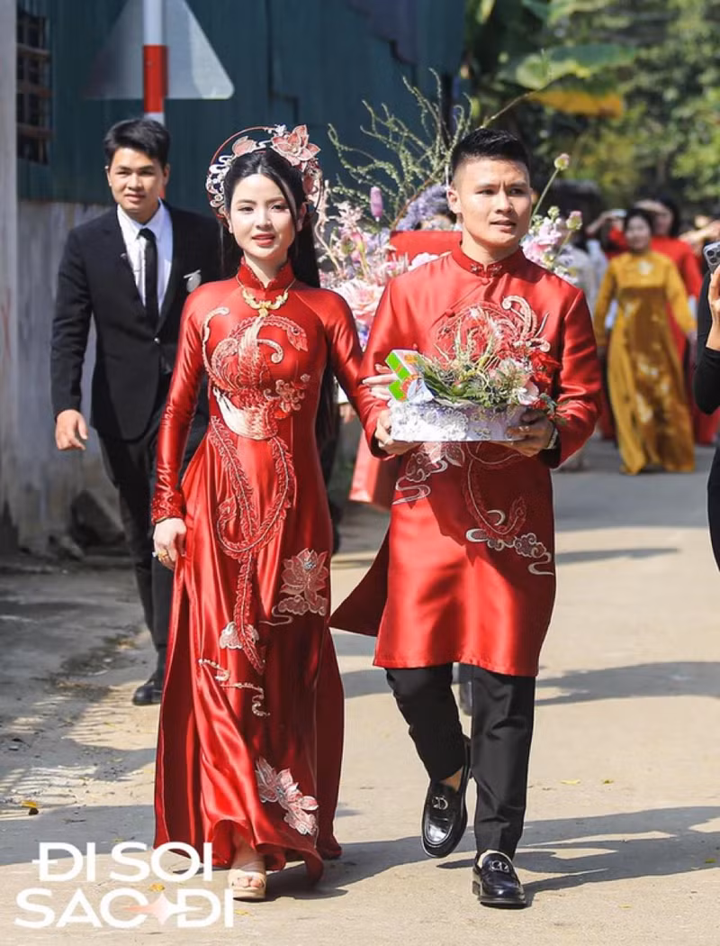 Cặp đôi sánh bước chuẩn bị làm lễ gia tiên. Quang Hải – Chu Thanh Huyền tình tứ trong lễ ăn hỏi
