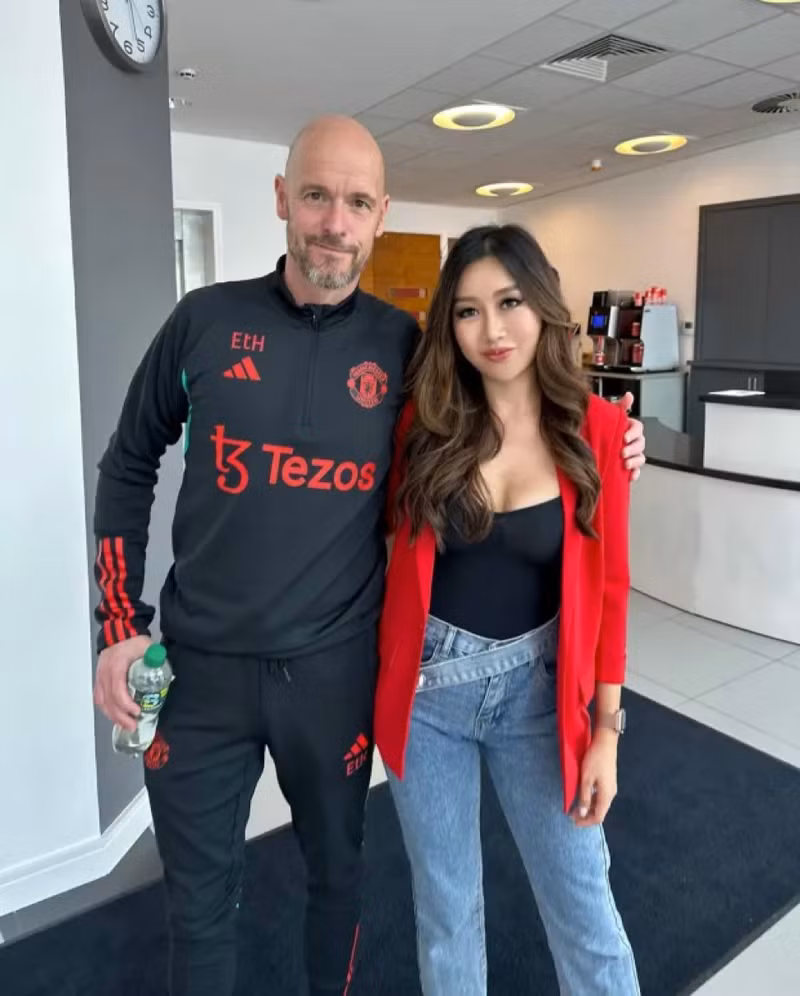 Nữ phóng viên xinh đẹp 'gây sốt' trận derby thành Manchester 