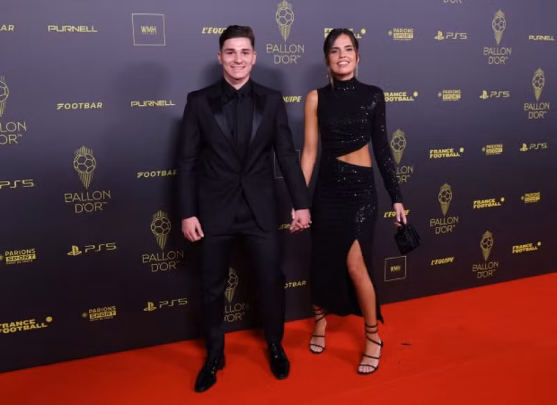 Các nàng WAGs sang chảnh đổ bộ thảm đỏ Gala trao Quả bóng Vàng 2023 