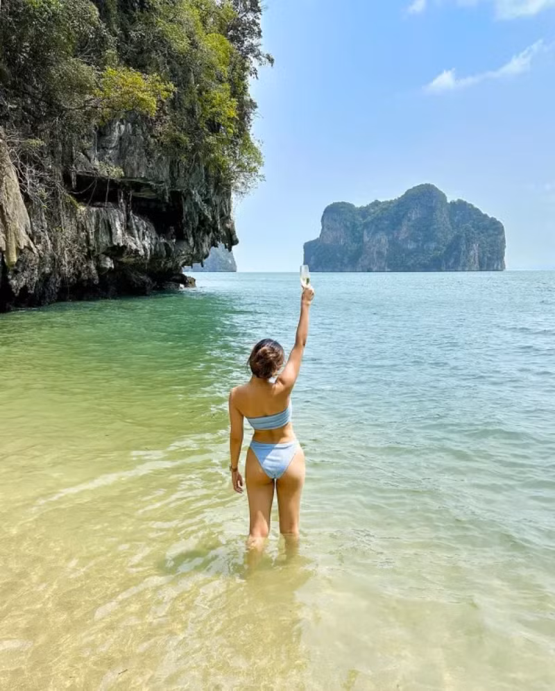 Nữ phóng viên xinh đẹp 'gây sốt' trận derby thành Manchester 
