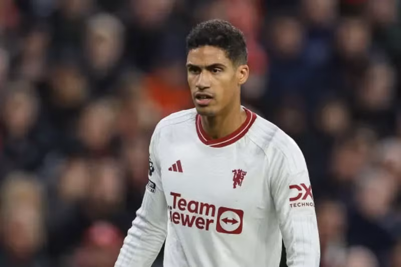 </strong> <strong> Raphael Varane: </strong>Trung vệ này đã nhận được lời đề nghị 20 triệu Bảng từ Ả Rập Xê-út. Anh có thể là một trong số những cầu thủ Man Utd sẽ đầu quân cho Saudi Pro League.<br/> <strong> 9 ngôi sao lớn sắp gia nhập bóng đá Ả Rập
