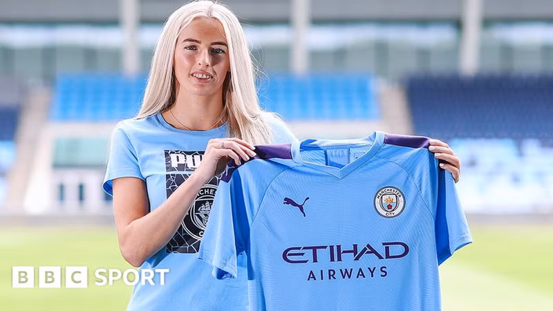 Cô còn rất nổi tiếng ở Anh khi chơi cho câu lạc bộ Man City. Thân hình đẹp ngỡ ngàng của nữ cầu thủ tuyển Anh