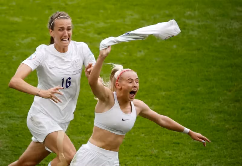 Chloe Kelly từng có màn ăn mừng nổi tiếng khi ghi bàn thắng quyết định cho tuyển Anh tại EURO 2022. Thân hình đẹp ngỡ ngàng của nữ cầu thủ tuyển Anh