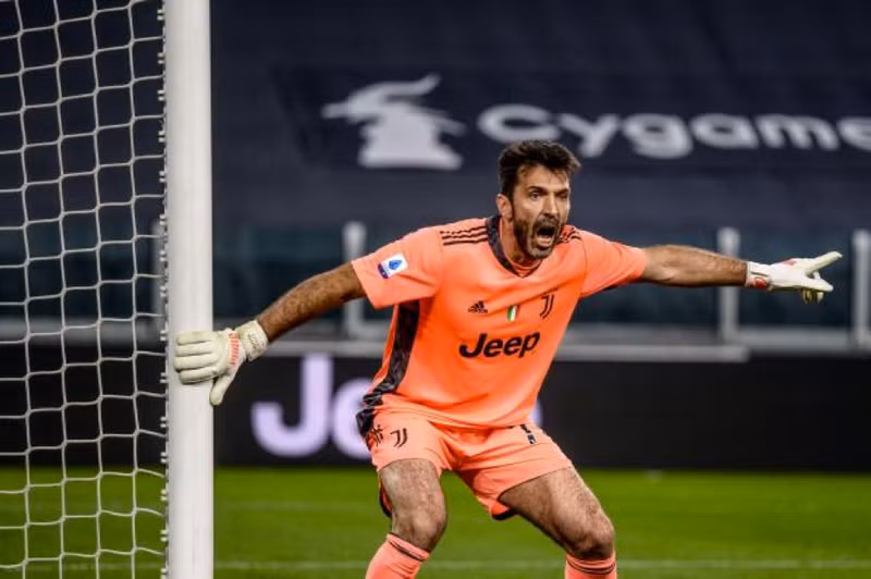 Thủ môn huyền thoại Buffon chuẩn bị… lấy vợ