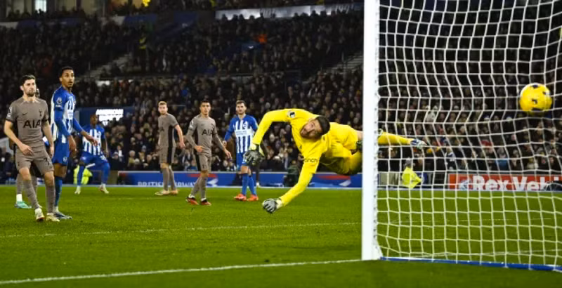 Cú sút của Pervis Estupinan đánh bại Guglielmo Vicario, nâng tỷ số lên 3-0 ở phút 63. Thua sốc Brighton, Tottenham rơi khỏi top 4 Ngoại hạng Anh