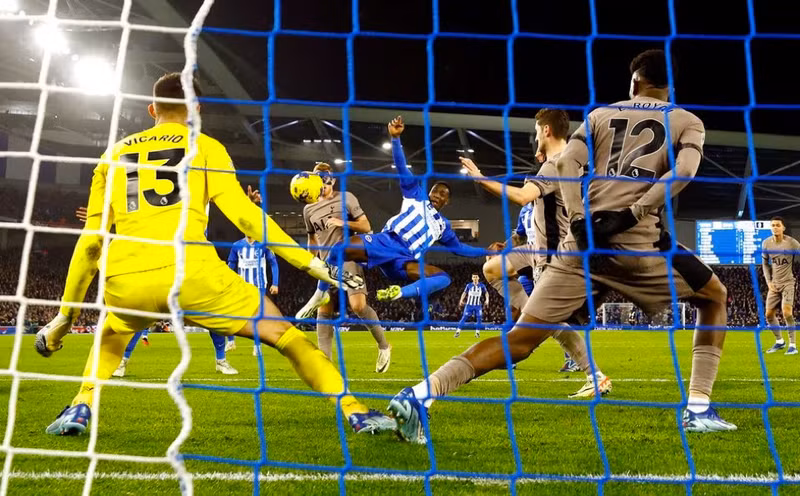 Tottenham với hàng thủ chắp vá đã không thể đứng vững trước Brighton và họ liên tiếp phải nhận những bàn thua. Thua sốc Brighton, Tottenham rơi khỏi top 4 Ngoại hạng Anh