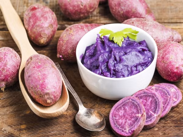 Khoai lang tím giàu axit phenolic, anthocyanins cùng nồng độ hợp chất chống viêm, chống oxy hóa cao nên có đặc tính chống ung thư ruột. Thực phẩm dễ thấy hằng ngày là khắc tinh của ung thư ruột