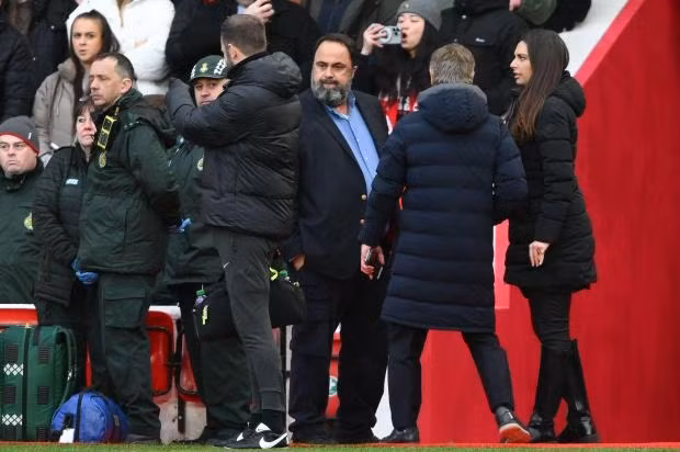 Vụ vịêc xảy ra ngay sau khi mãn cuộc trận chủ nhà Nottingham Forest thua Liverpool 0-1 ở vòng 27 Ngoại hạng Anh tối 2/3 và lực lượng an ninh phải can thiệp. Thua Liverpool phút 99, ông chủ Nottingham ‘hỏi tội’ trọng tài