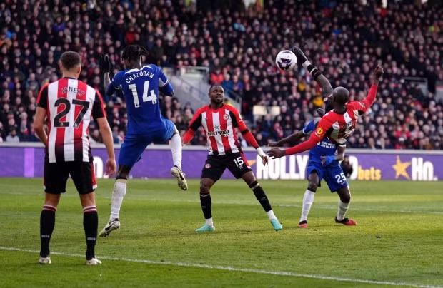 Cổ động viên Chelsea như chết lặng khi Yoane Wissa thực hiện cú ngả bàn đèn ngoạn mục đưa chủ nhà Brentford dẫn trước 2-1 ở phút 69. Chelsea kém cỏi, fan đòi sa thải HLV