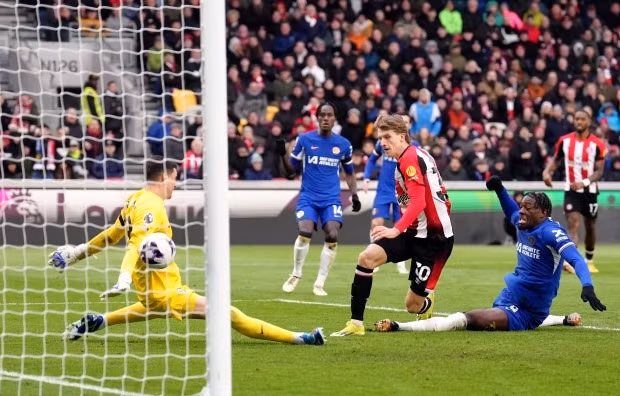 Thế nhưng đã để Mads Roerslev ghi bàn gỡ hòa cho chủ nhà Brentford ở phút 50. Chelsea kém cỏi, fan đòi sa thải HLV