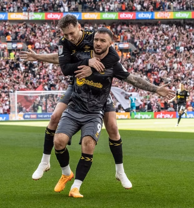Adam Armstrong là người ghi bàn thắng duy nhất ở phút 24. Thắng trận cầu đắt giá nhất hành tinh, Southampton trở lại Ngoại hạng Anh