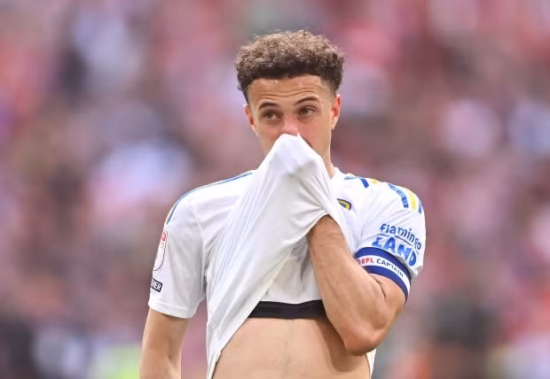 Thủ quân Ethan Ampadu của Leeds United không giấu nổi sự xúc động. Thắng trận cầu đắt giá nhất hành tinh, Southampton trở lại Ngoại hạng Anh
