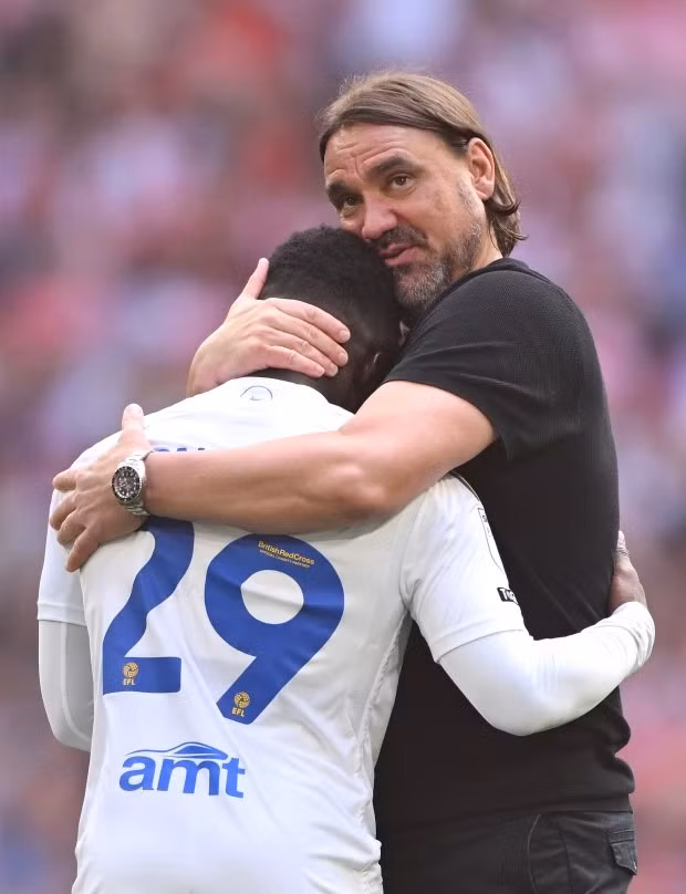 Nhiều cầu thủ Leeds United bật khóc sau khi trọng tài nổi còi mãn cuộc, họ hụt vé lên chơi giải đấu cao nhất bóng đá Anh. Thắng trận cầu đắt giá nhất hành tinh, Southampton trở lại Ngoại hạng Anh
