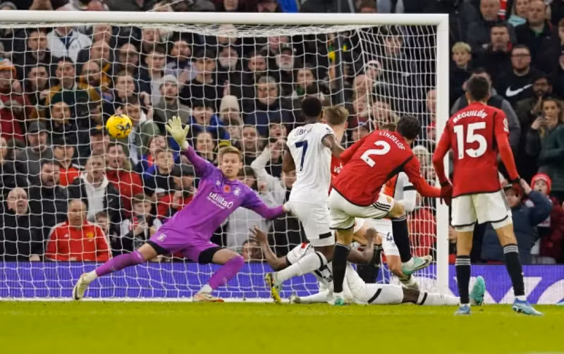 Man Utd và Arsenal trả giá đắt sau chiến thắng vòng 12 Ngoại hạng Anh 