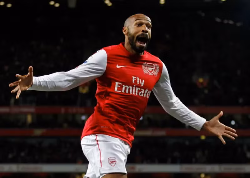 <strong> Thierry Henry </strong>cũng được chào đón như người hùng sau khi ‘tái hôn’ với Arsenal năm 2012. 6 cuộc ‘tái hôn’ đầy cảm xúc của các siêu sao bóng đá
