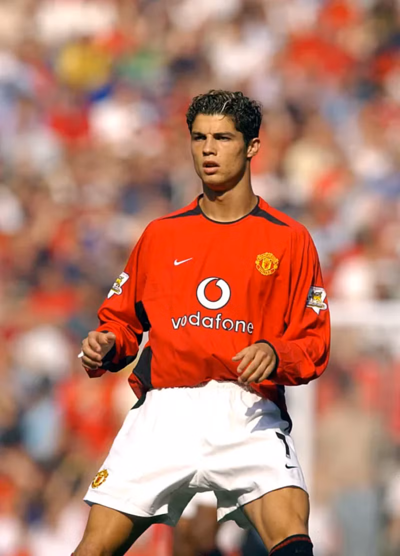 <strong> Cristiano Ronaldo</strong> lần đầu gia nhập đội chủ sân Old Trafford từ Sporting Lisbon vào năm 2003. 6 cuộc ‘tái hôn’ đầy cảm xúc của các siêu sao bóng đá