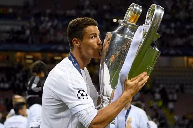 Sau khi ghi 84 bàn thắng tại Ngoại hạng Anh, tới năm 2009, Ronaldo quyết định chia tay 'Quỷ đỏ' để gia nhập Real Madrid. 6 cuộc ‘tái hôn’ đầy cảm xúc của các siêu sao bóng đá