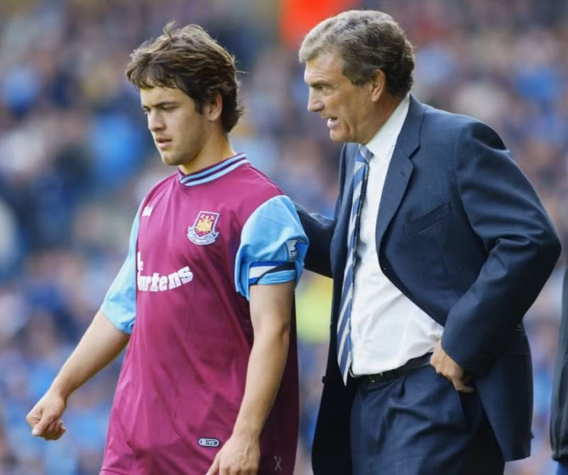 <strong> Joe Cole </strong>trưởng thành từ lò đào tạo của West Ham và sau 5 năm chơi cho đội một anh được bán cho Chelsea năm 2003. 6 cuộc ‘tái hôn’ đầy cảm xúc của các siêu sao bóng đá