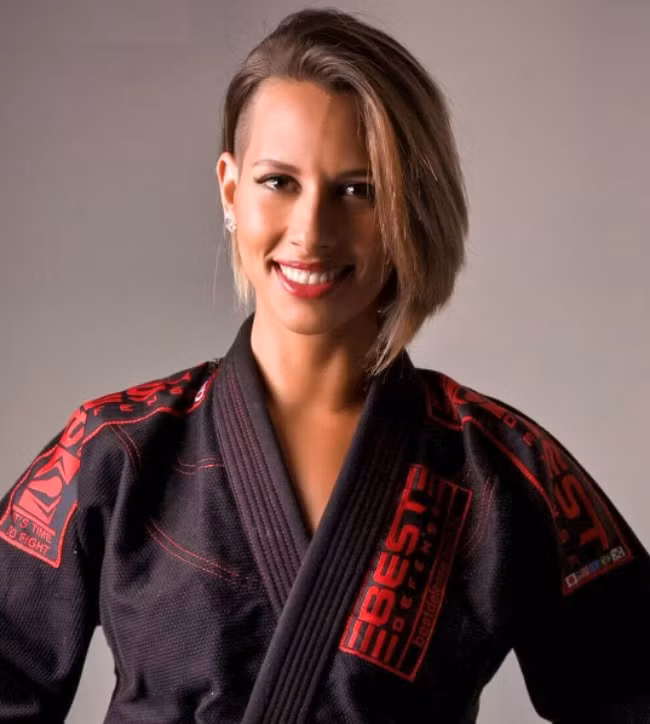 </strong> <strong> Charyana Gamballe Correia: </strong>Cô nàng đến từ Brazil và là trọng tài võ tổng hợp MMA.<br/> <strong> Loạt nữ trọng tài xinh như mộng của thể thao quốc tế