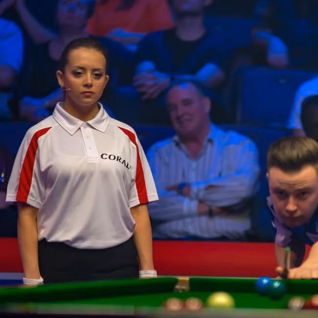</strong> <strong> Desislava Bozhilova: </strong>Nữ trọng tài này cũng đến từ Bulgaria và tham gia điều hành môn snooker.<br/> <strong> Loạt nữ trọng tài xinh như mộng của thể thao quốc tế