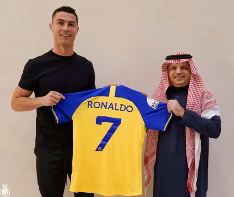 Thứ hai trong top 10 vận động viên được trả lương cao nhất thế giới là Ronaldo. Siêu sao người Bồ Đào Nha được Al Nassr trả 136 triệu Bảng. Bất ngờ danh tính vận động viên nhận lương cao nhất thế giới