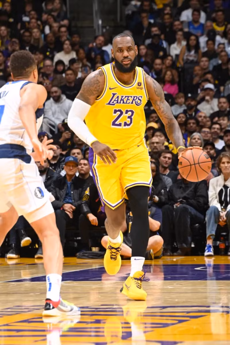 Ngôi sao bóng rổ LeBron James đang được trả lương 119,5 triệu Bảng – cao thứ 5 trong danh sách. Bất ngờ danh tính vận động viên nhận lương cao nhất thế giới