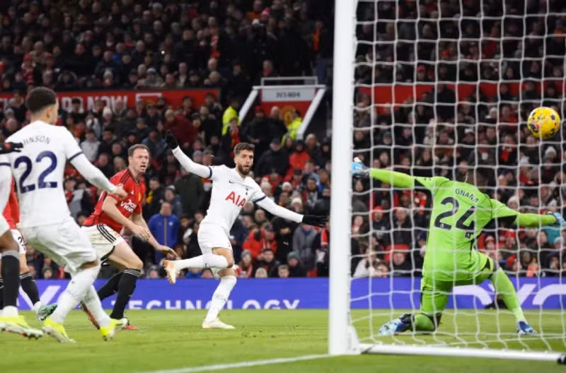Rodrigo Bentancur san bằng tỉ số 2-2 cho Tottenham ngay phút thứ 46 của hiệp hai. Man Utd chia điểm với Tottenham, HLV Ten Hag tức giận
